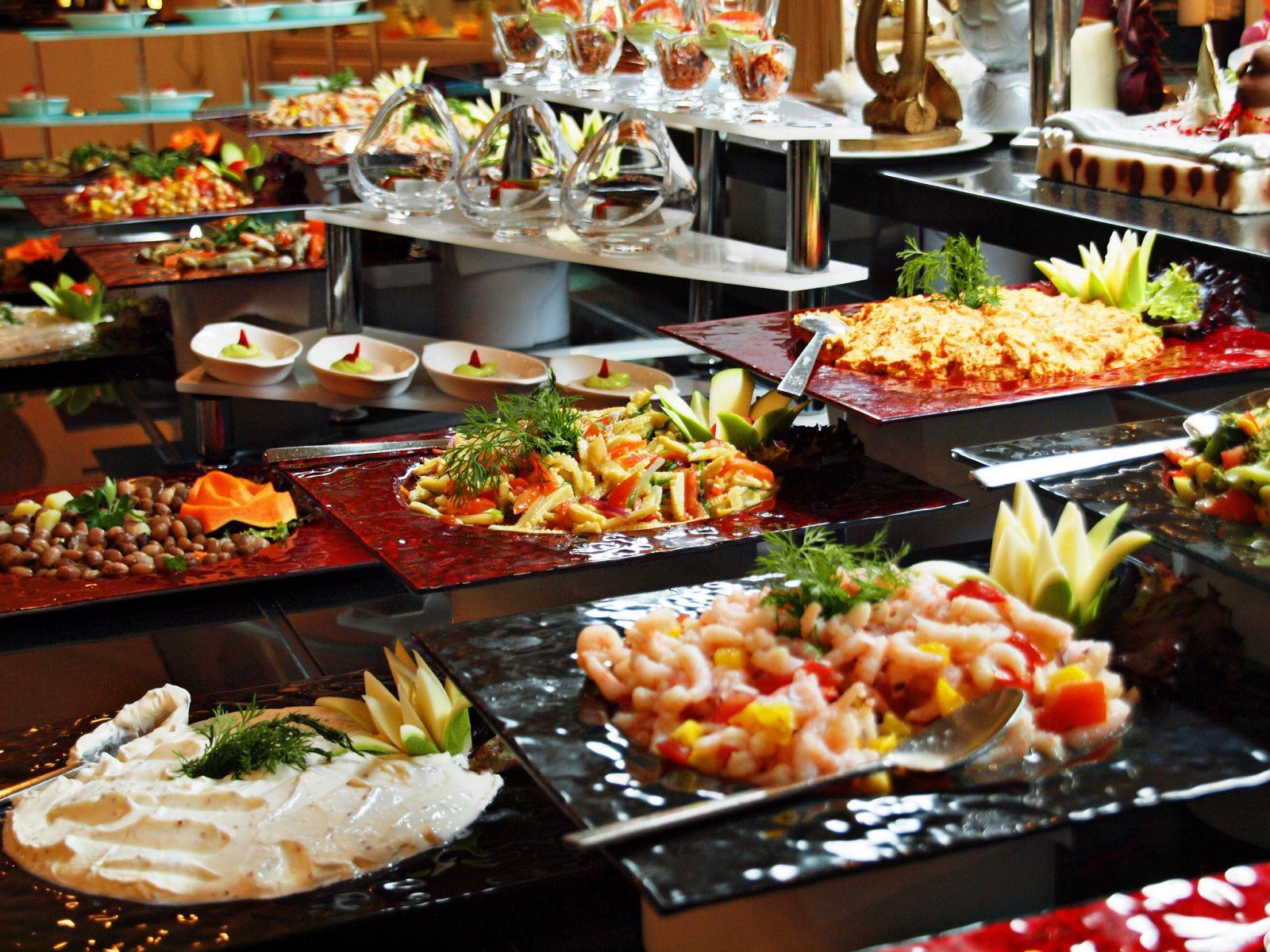 Sen Ho Tay Restaurant offers an expansive buffet that showcases the diversity of Vietnamese and international cuisine